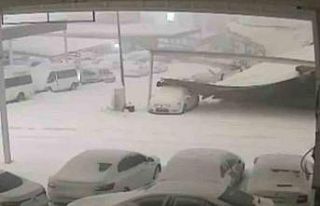 Kar ağırlığına dayanamayan sundurmanın araçların...