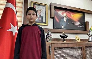 Kar altında İstiklal Marşı’na eşlik eden Türkmen...