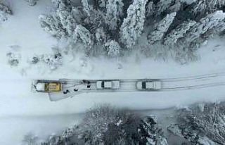 Kar altındaki köy yollarında "kar savaşçıları"ndan...