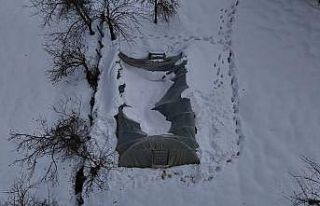 Kar birikintisine dayanamayan seralar çöktü