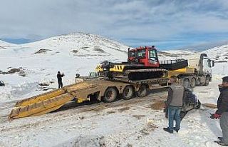Kar kalınlığı 1 metreye ulaştı, kayak tesisi...