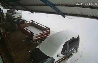 Kar kütlesini taşıyamayan çatı araçların üzerine...