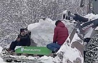 Kar nedeniyle yol kapandı, cenaze iş makinesiyle...