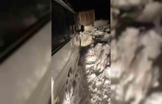 Kar nedeniyle yolda kalan araçlar, lastik iziyle...