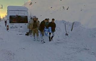 Kar temizlerken damdan düştü, ekipler hastaneye...