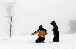 Kar ve tipiye rağmen şifa yolu açık, paletli ambulanslar...