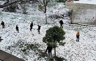 Kar yağışı altında futbol müsabakası dronla...