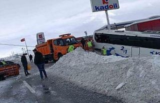 Kar yağışı beraberinde kazayı getirdi: Yolcu...