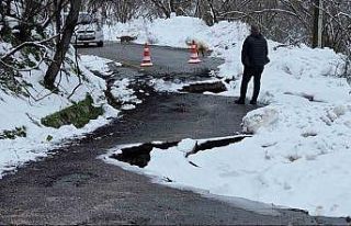 Kar yağışı sonrası mahalle yolu heyelana teslim...