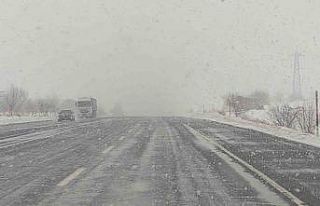 Kar yağışı Van-Bitlis yolunda etkili oluyor