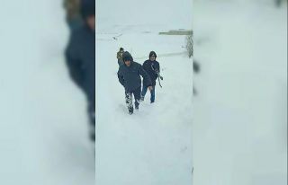 Kar yağışı yolları kapattı, kırsalda yaşayanlar...