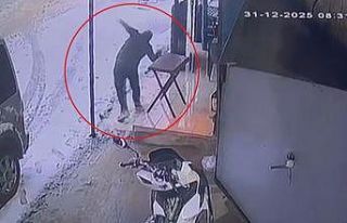 Kar yağışından dolayı kayganlaşan zemine ayağını...