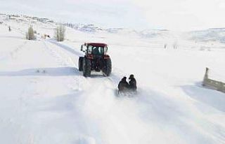 Kar yağışını fırsata çevirdiler, traktörün...