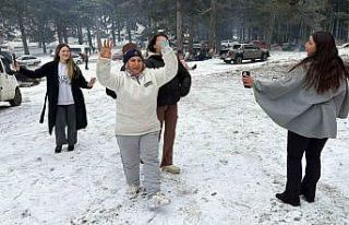 Kar yağışını göbek atarak kutladılar