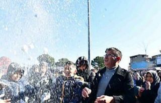 Kar yağmayan ilçede çocuklara kar sürprizi