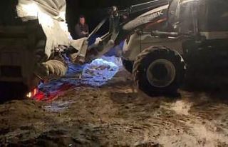 Kara saplanan araç, belediye ekipleri tarafından...