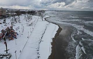 Karadeniz’in hırçın dalgaları karla buluştu,...