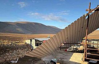 Karaman’da fırtınada uçan çatının altında...