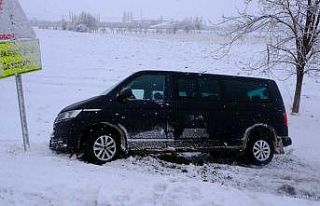 Karaman’da karlı yolda kontrolden çıkan minibüs...