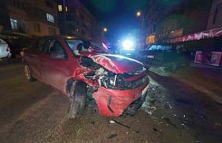 Karaman’da park halindeki araca çarpan otomobilin...