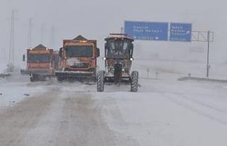 Karayolları ekipleri karla mücadele için seferber...