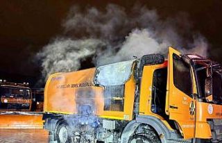 Karayolları’na ait kamyon alevlere teslim oldu