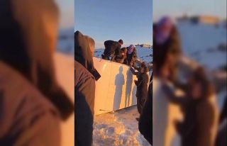 Karda devrilen minibüsteki yolcuları vatandaşlar...