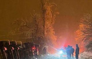 Karda kayan CNG tankeri devrildi