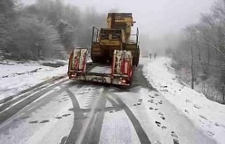 Karda kayan tır yolu trafiğe kapattı