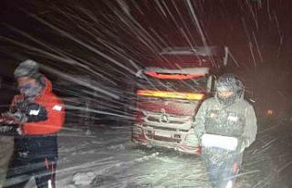 Kardan dolayı mahsur kalanlara kumanya desteği