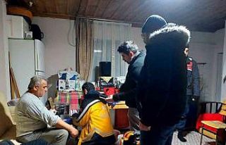 Kardan yolu kapanan köydeki yaralıya ulaşmak için...