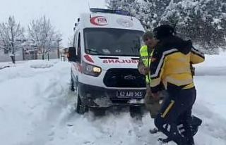 Karla kapanan köy yolunda zamanla yarış: Hasta...