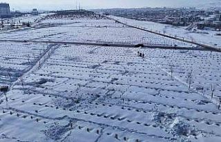 Karla kaplanan mezarda yakınlarının kabirlerini...