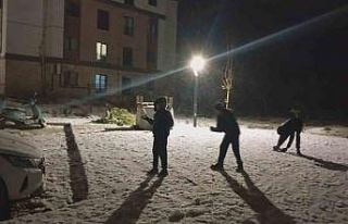 Karla kaplanan yolda araçlar ilerlemekte güçlük...