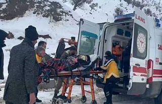 Karla kaplı mezrada hastaya ulaşmak için zamanla...