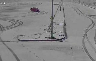 Karla kaplı sınav parkurunda drift yaptılar, kameraya...