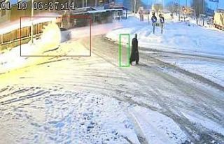 Karla kaplı yolda duramayan araç refüje çıktı