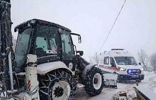 Karla kaplı yolda kalan ambulansı ekipler kurtardı
