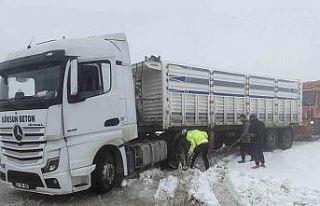 Karla kaplı yollarda mahsur kalan vatandaşların...