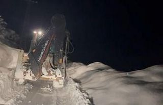 Karla mücadele ekipleri gece gündüz yol açıyor