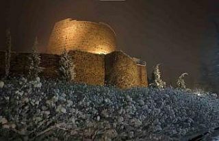 Karlar altındaki Aydos Kalesi mest etti