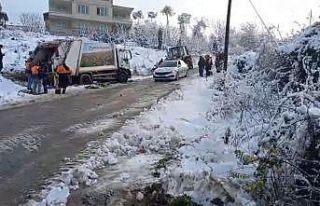 Karlı yolda çöp kamyonu geriye kaydı, işçi yaralandı