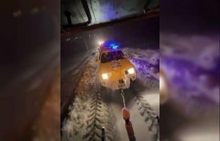 Karlı yolda mahsur kalan ekiplerin yardımına köylüler...