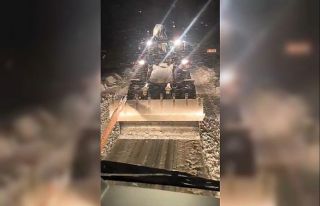 Karlı yolda mahsur kalan tır, iş makinesiyle kurtarıldı