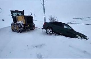 Karlıova’da karla mücadele sürüyor: Mahsur kalan...