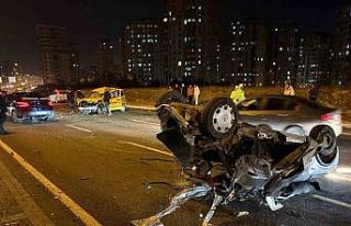 Karşı yola geçen otomobil taksi ile çarpıştı:...