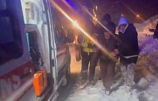 Kars’ta ekipler kar engelini aşarak hasta vatandaşa...