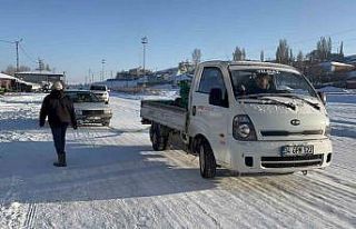 Kars’ta soğuktan hareket halinde araçlar dondu