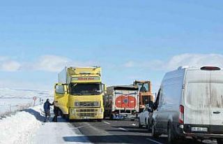 Kars’ta tırın kaymasıyla kapanan karayolu yeniden...