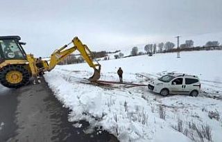 Kars’ta yoldan çıkan hafif ticari araç şarampole...